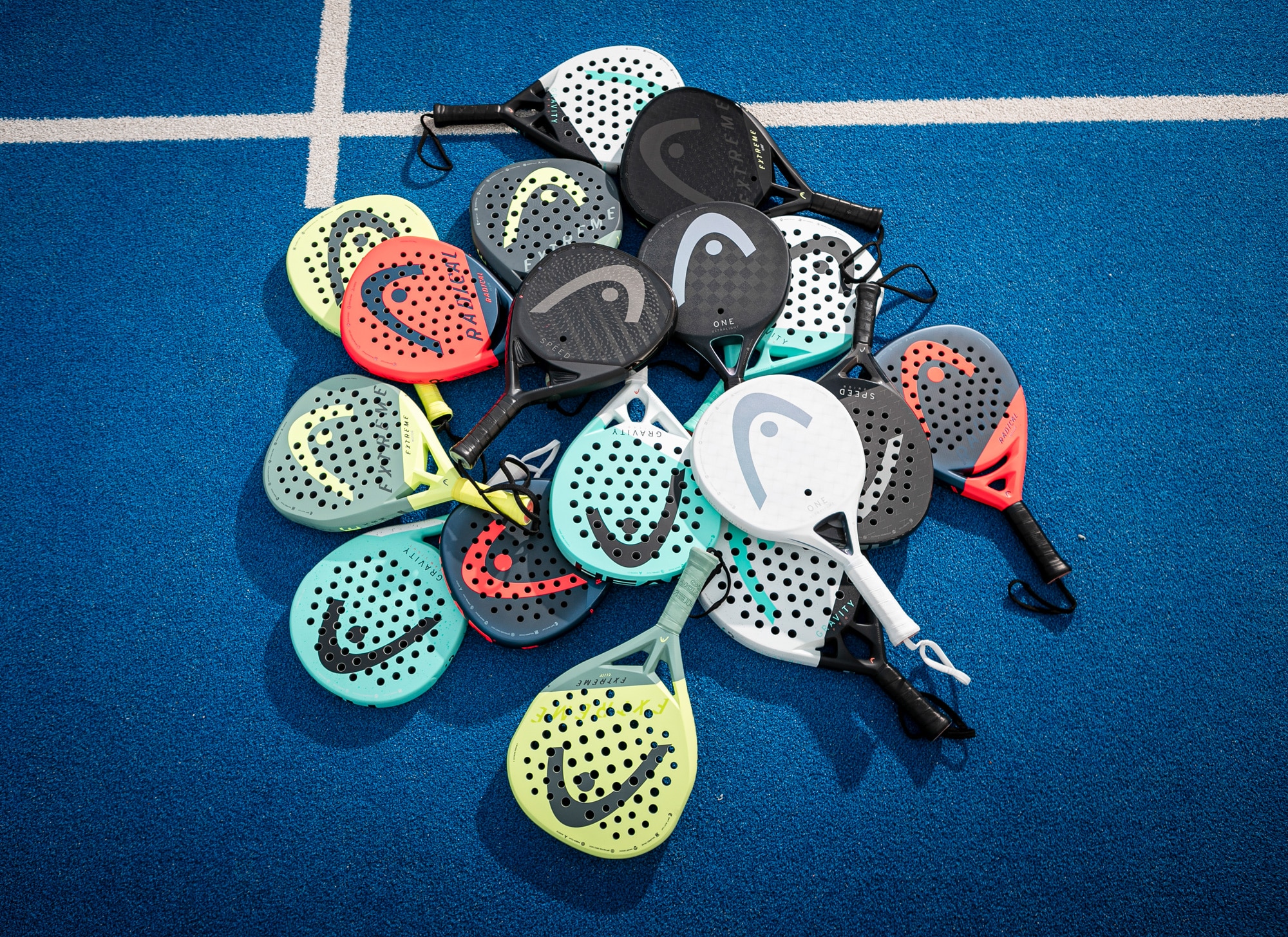 Padelschläger liegen auf dem Padelcourt